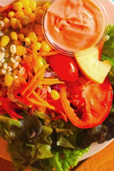 Salade de légumes dans l'assiette . — Photo