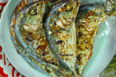 plaka ızgara uskumru.