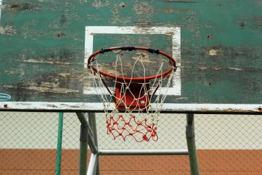 Basketbol hoop karşı sıcak yaz