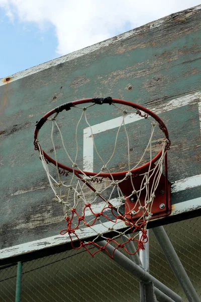 Basketball cerceau contre l'été chaud — Photo