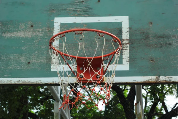 Basketball cerceau contre l'été chaud — Photo