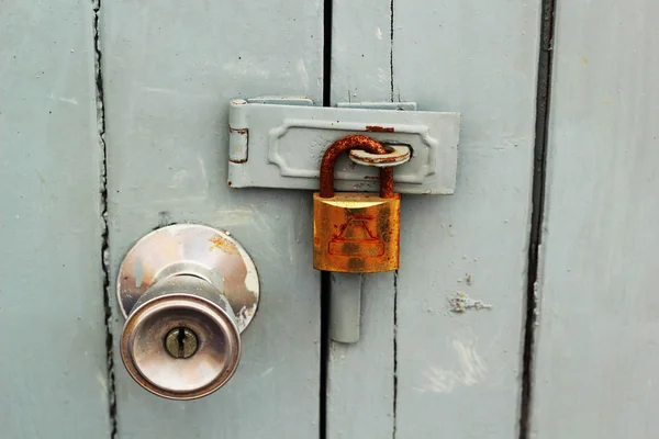 Een stalen deurknop zijn vergrendeld — Stockfoto