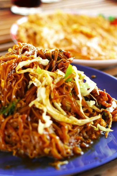 Ταϊλανδικά τρόφιμα pad Ταϊλάνδης, ανακατώνει τα τηγανητά noodles με χοιρινό. — Φωτογραφία Αρχείου