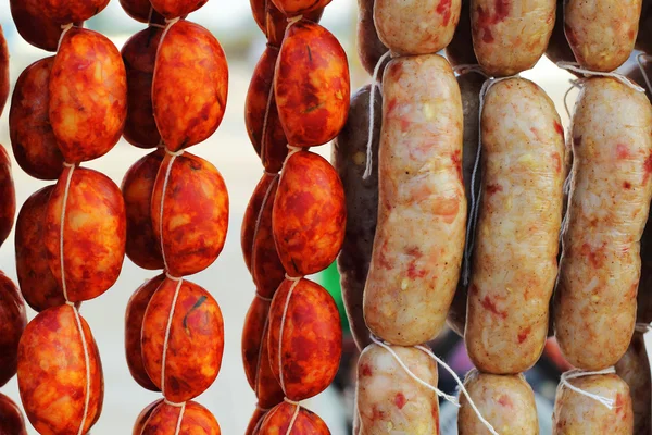 Азиатская колбаса на рынке - красная колбаса — стоковое фото