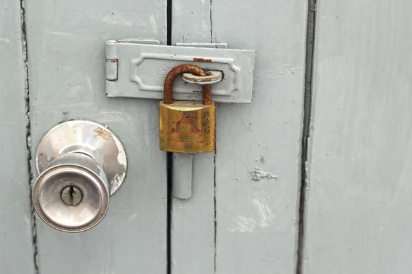 Een stalen deurknop zijn vergrendeld — Stockfoto