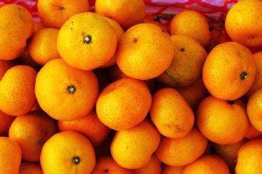 pazarda taze portakal meyvesi