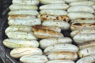 piyasada ocakta kızarmış muz.