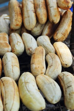 piyasada ocakta kızarmış muz.