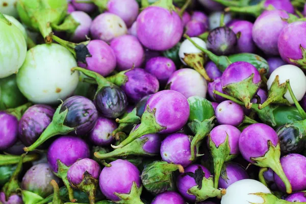 Légumes frais - aubergine pourpre sur le marché . — Photo