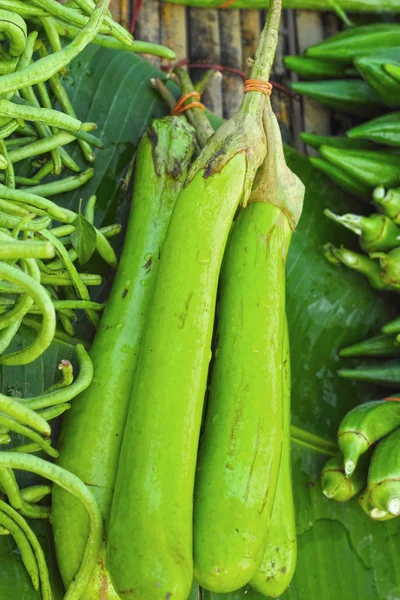 Ortaggi freschi - melanzane, mercato verde . — Foto Stock