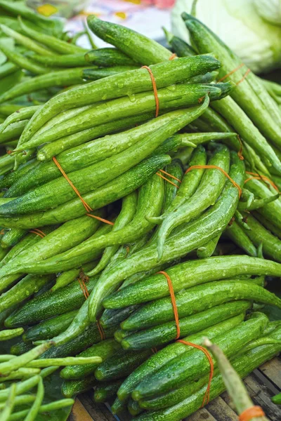 Verse groenten - komkommer in de markt. — Stockfoto