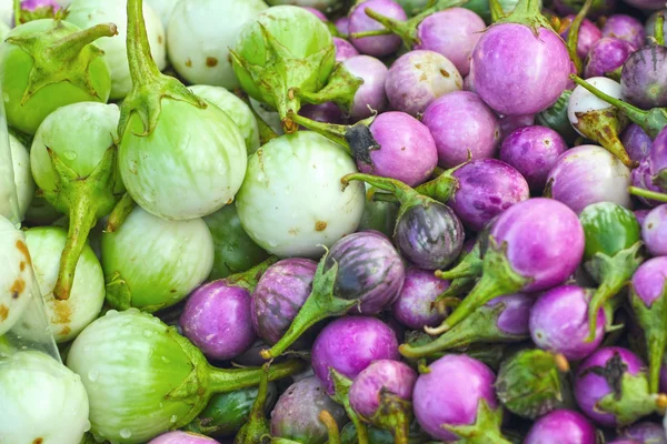 新鲜的蔬菜 — — 茄子紫色和绿色市场. — ストック写真