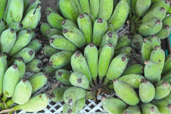 Frutas de plátano verde en el mercado . —  Fotos de Stock