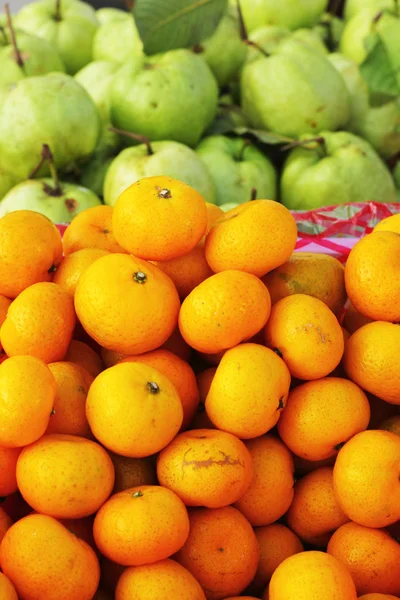 Fruta naranja y guayaba en el mercado — Foto de Stock