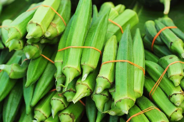 Vagens de quiabo verde frescas no mercado . — Fotografia de Stock