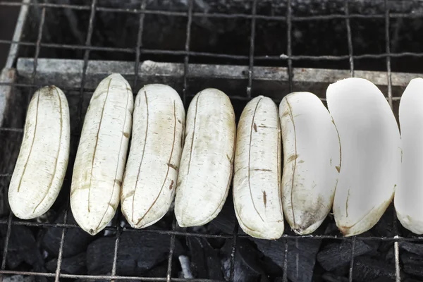 Pisang panggang di atas kompor di pasar . — Stok Foto