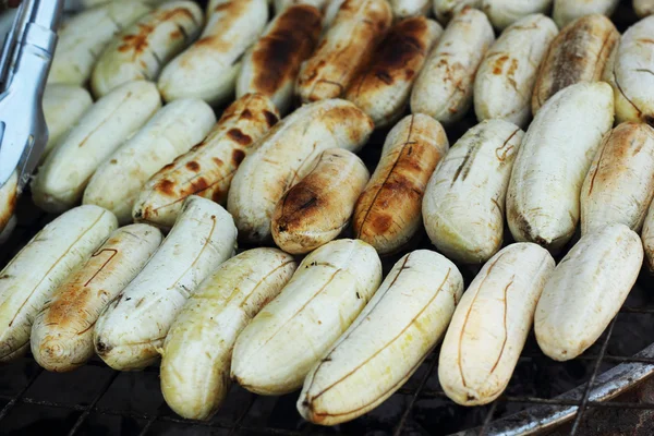 Banane auf dem Herd auf dem Markt gegrillt. — Stockfoto