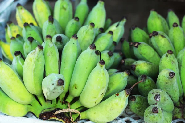 Frutti di banana verdi sul mercato . — Foto Stock