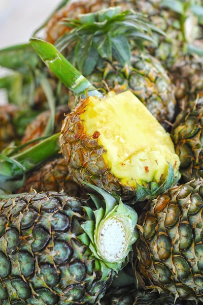 Свежий ананас на рынке. — стоковое фото