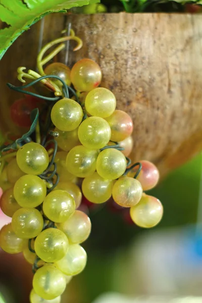 Uva di plastica - appesa in vaso . — Foto Stock