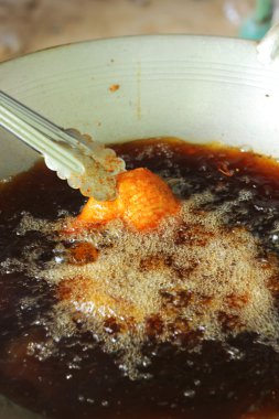 Tavada kızarmış tavuk..