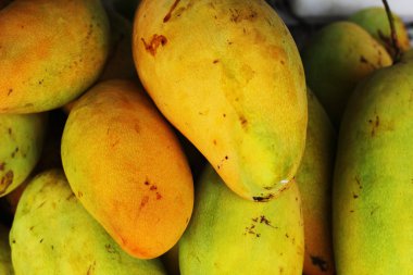 Markette mango meyvesi.