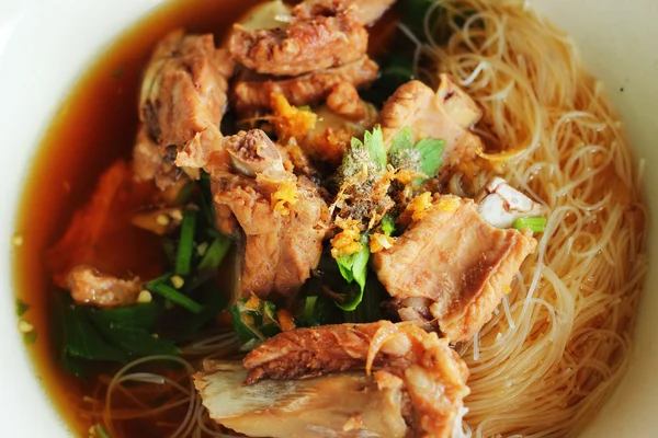 Nouilles de porc dans le style asiatique soupe — Photo