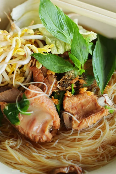 Macarrão de porco em sopa estilo asiático — Fotografia de Stock