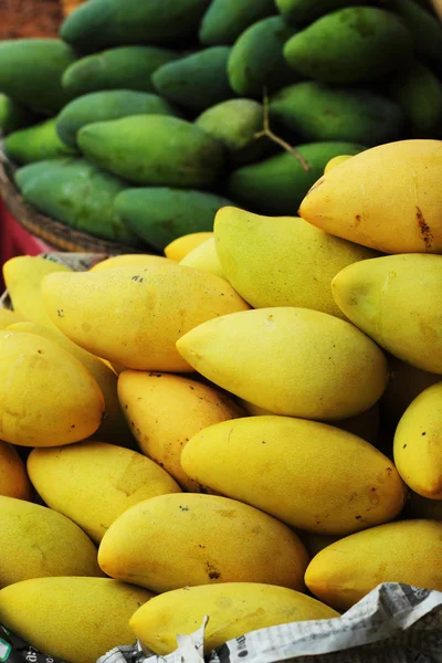 Mangó gyümölcs a piacon. — Stock Fotó