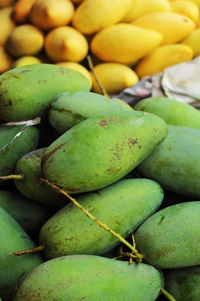 Frutta al mango sul mercato. — Foto Stock