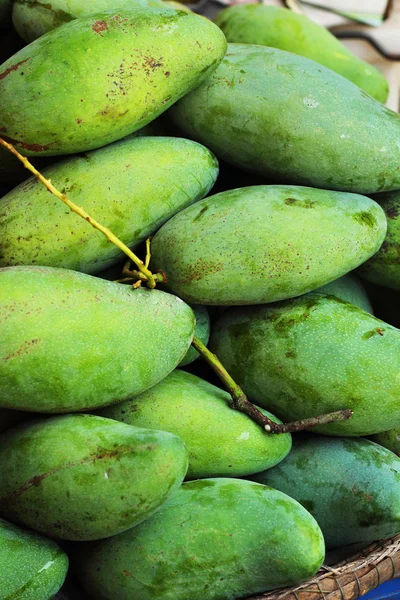 Фрукты манго на рынке. — стоковое фото