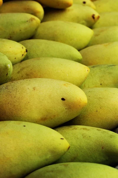 Frutta al mango sul mercato. — Foto Stock