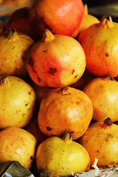Pomegranate fruit in the market — Stock Photo, Image