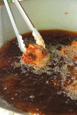 Tavada kızarmış tavuk..