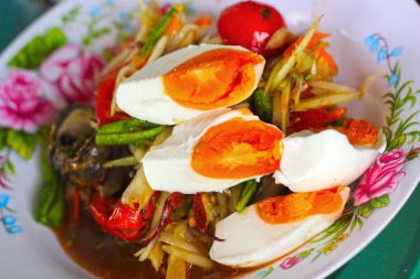 Yeşil papaya salatası ile tuzlu yumurta.