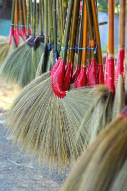 piyasada satılan asılı süpürgeler.