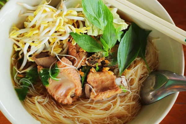 Tagliatelle di maiale in zuppa stile asiatico — Foto Stock