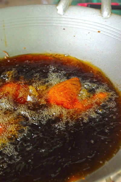 Fried chicken in the pan. — Stock Photo, Image