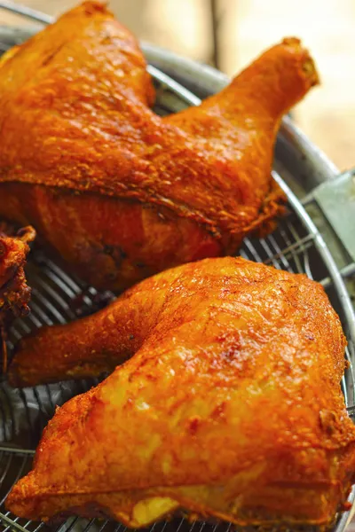 Ayam goreng di dapur. — Stok Foto