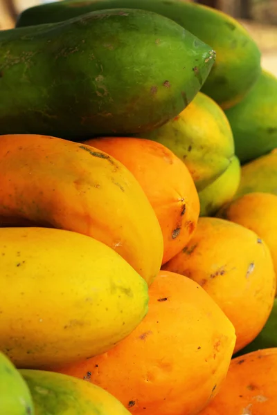 Фрукты папайи на рынке — стоковое фото