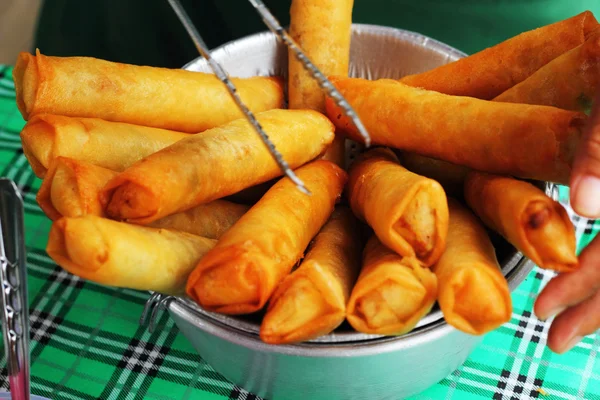 Gebratene Frühlingsrollen in der Küche. — Stockfoto