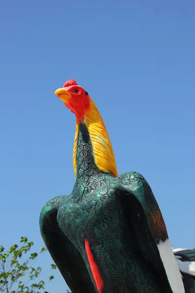 Sculptures chicken with blue sky — Stock Photo, Image