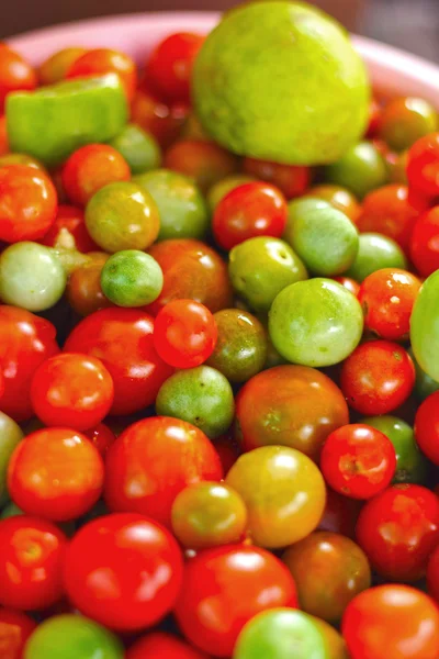 Verse rijpe cherry tomaten in een mand. — Stockfoto