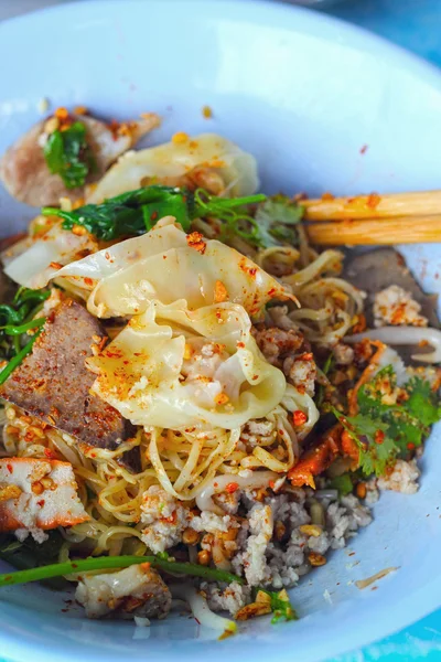 アジアン スタイルで豚肉麺 — ストック写真