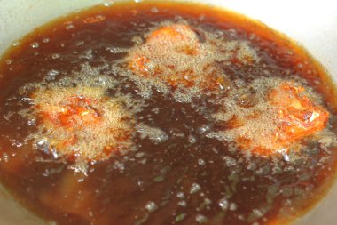 Tavada kızarmış tavuk..