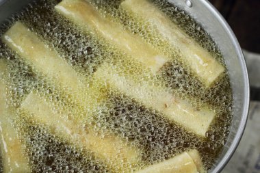 bir tavada kızartma böreği.