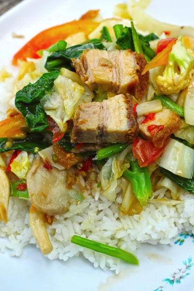 Cerdo asado crujiente salteado con verduras y arroz . —  Fotos de Stock