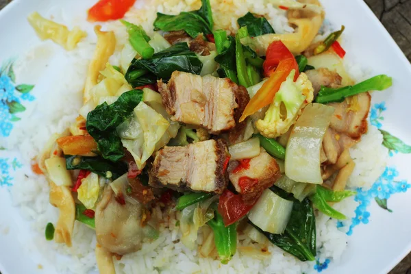 Friture de porc rôtie croustillante avec légumes et riz . — Photo