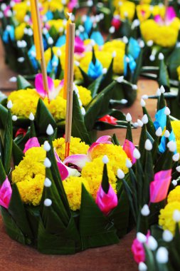 muz yaprakları ve çiçekleri yapılmış kratong.
