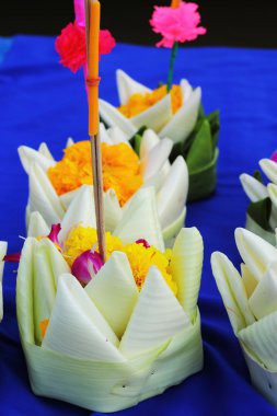 muz yaprakları ve çiçekleri yapılmış kratong.